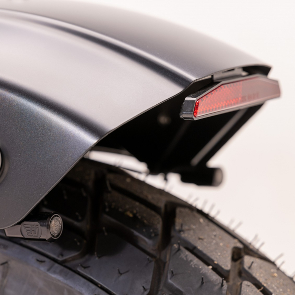 Rückstrahler + Haltesatz → Montage mittig